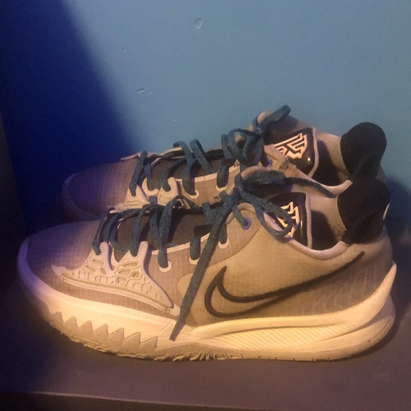 I’m selling size 12 nike kyrie basketball shoes - Picture 3 of 7